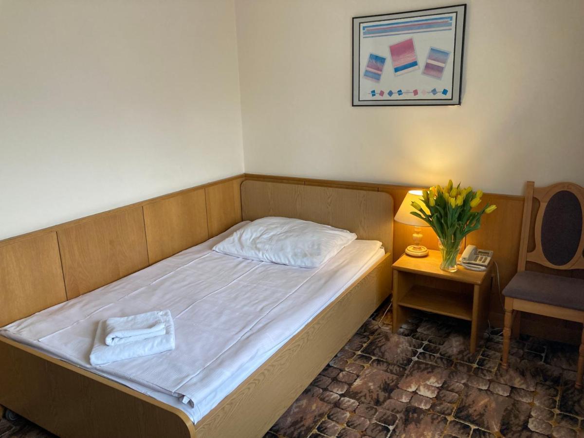 Karat Bed & Breakfast วอร์ซอ ภายนอก รูปภาพ