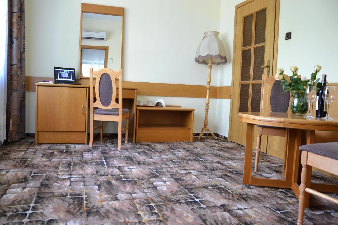 Karat Bed & Breakfast วอร์ซอ ภายนอก รูปภาพ