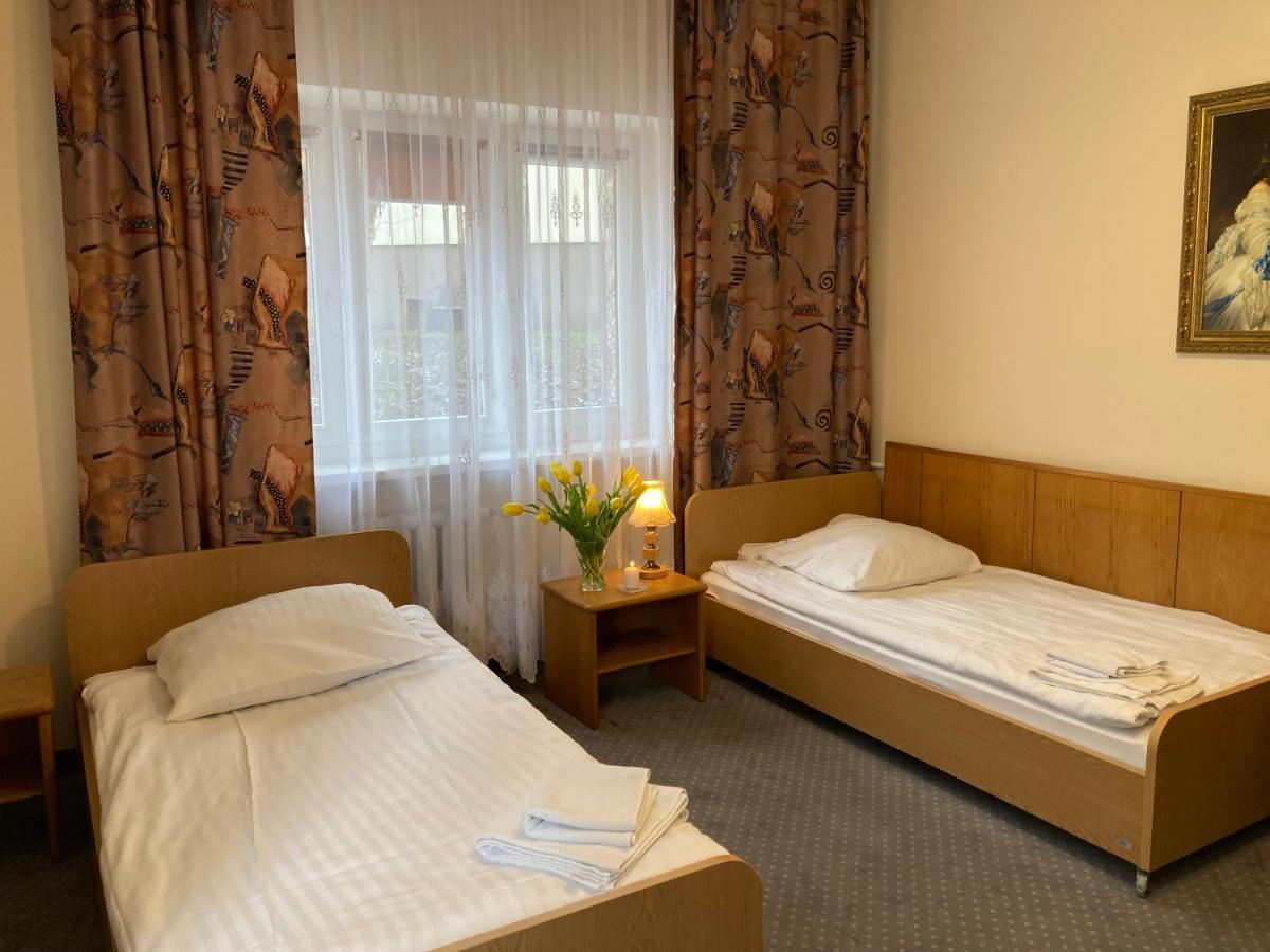 Karat Bed & Breakfast วอร์ซอ ภายนอก รูปภาพ