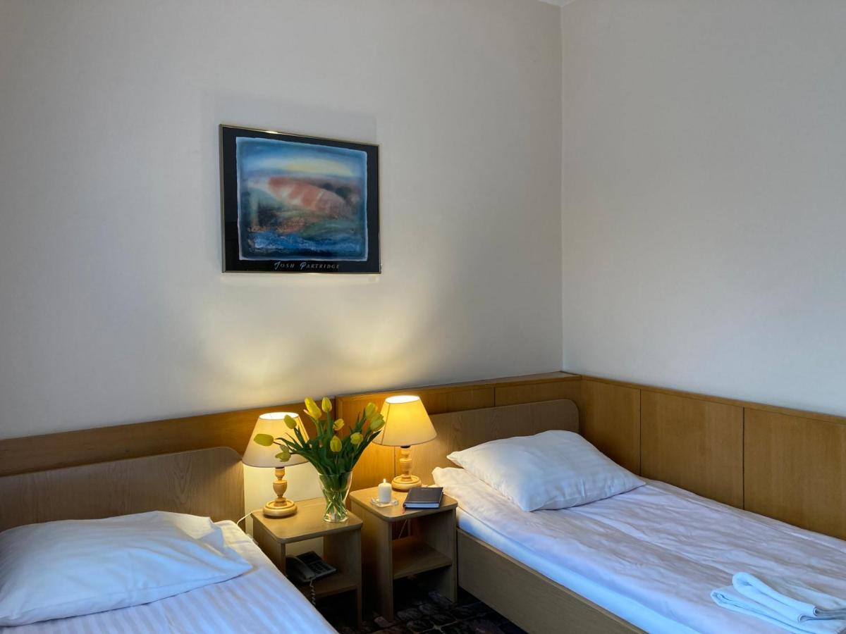 Karat Bed & Breakfast วอร์ซอ ภายนอก รูปภาพ