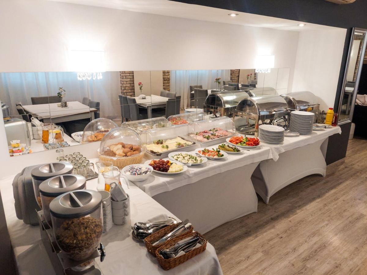 Karat Bed & Breakfast วอร์ซอ ภายนอก รูปภาพ