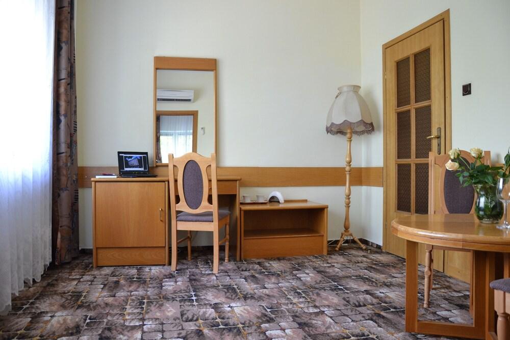 Karat Bed & Breakfast วอร์ซอ ภายนอก รูปภาพ