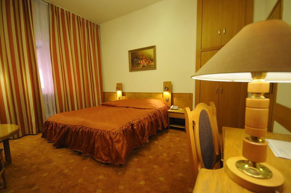 Karat Bed & Breakfast วอร์ซอ ภายนอก รูปภาพ