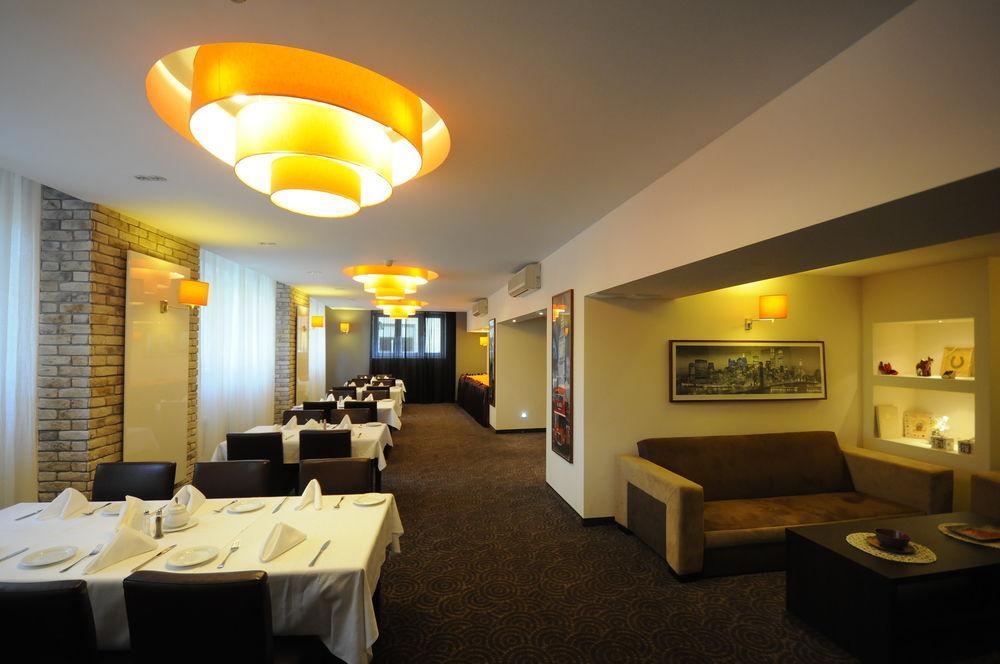 Karat Bed & Breakfast วอร์ซอ ภายนอก รูปภาพ