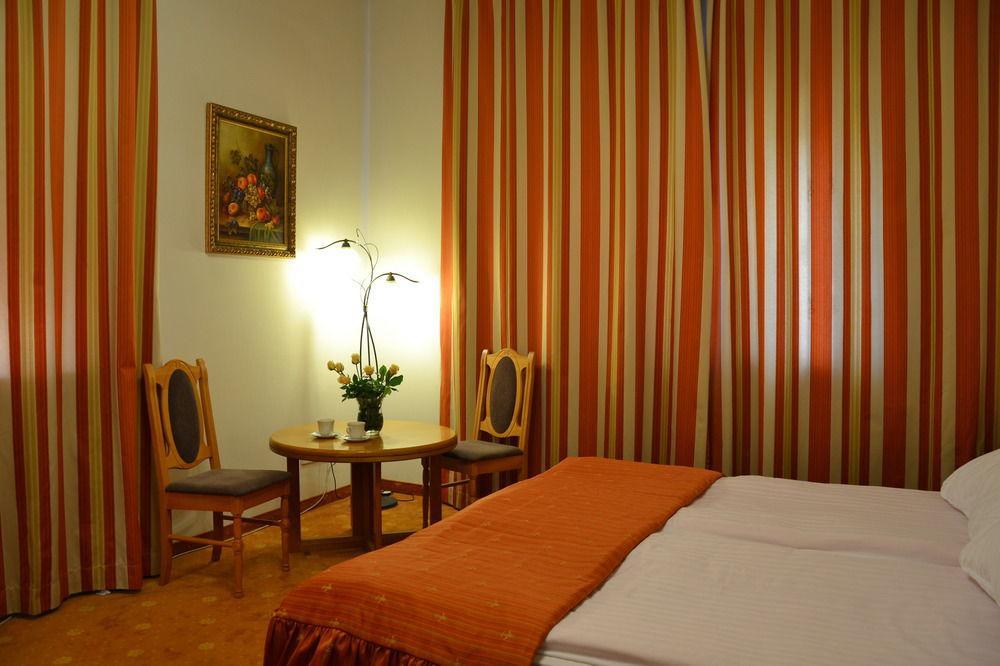 Karat Bed & Breakfast วอร์ซอ ภายนอก รูปภาพ